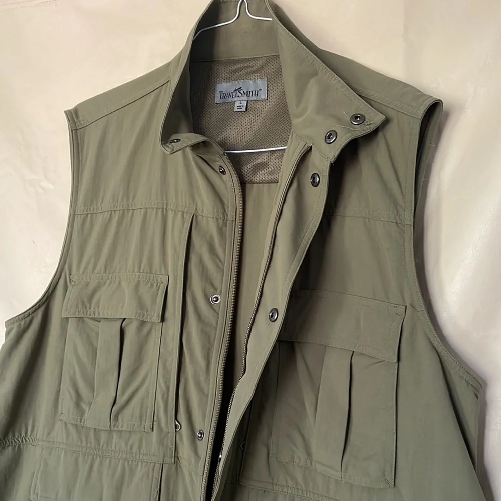 TravelSmith (Never Worn) Men’s fishing vest, 16 Pockets, hunting, shooting Sz L - Picture 3 of 9